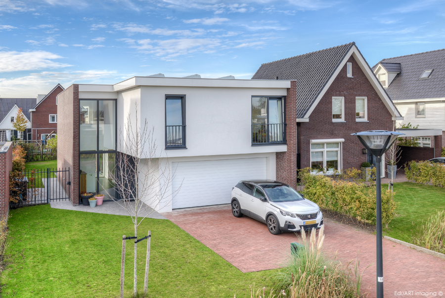 Moderne woning met stucwerk en baksteen. - lab-R