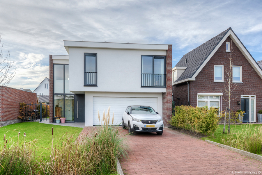 Moderne woning met stucwerk en baksteen. - lab-R