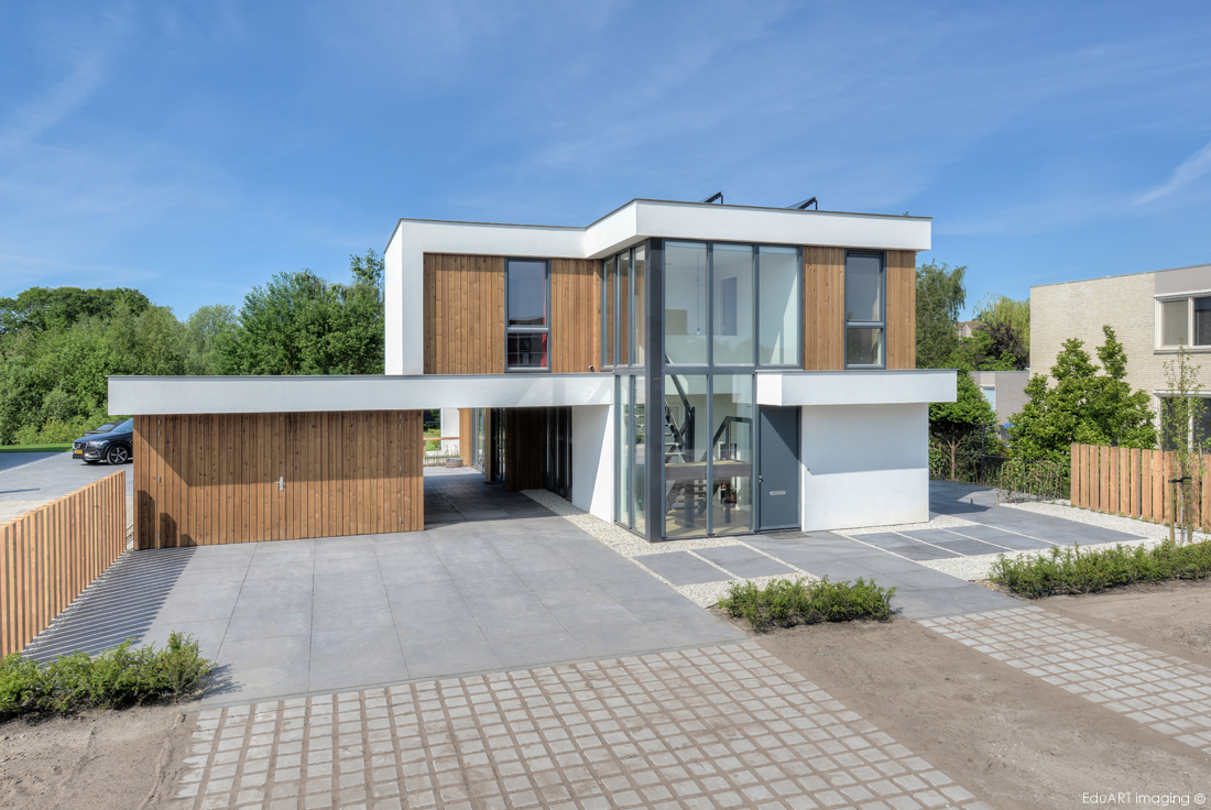 Moderne villa met stucwerk en hout. - lab-R