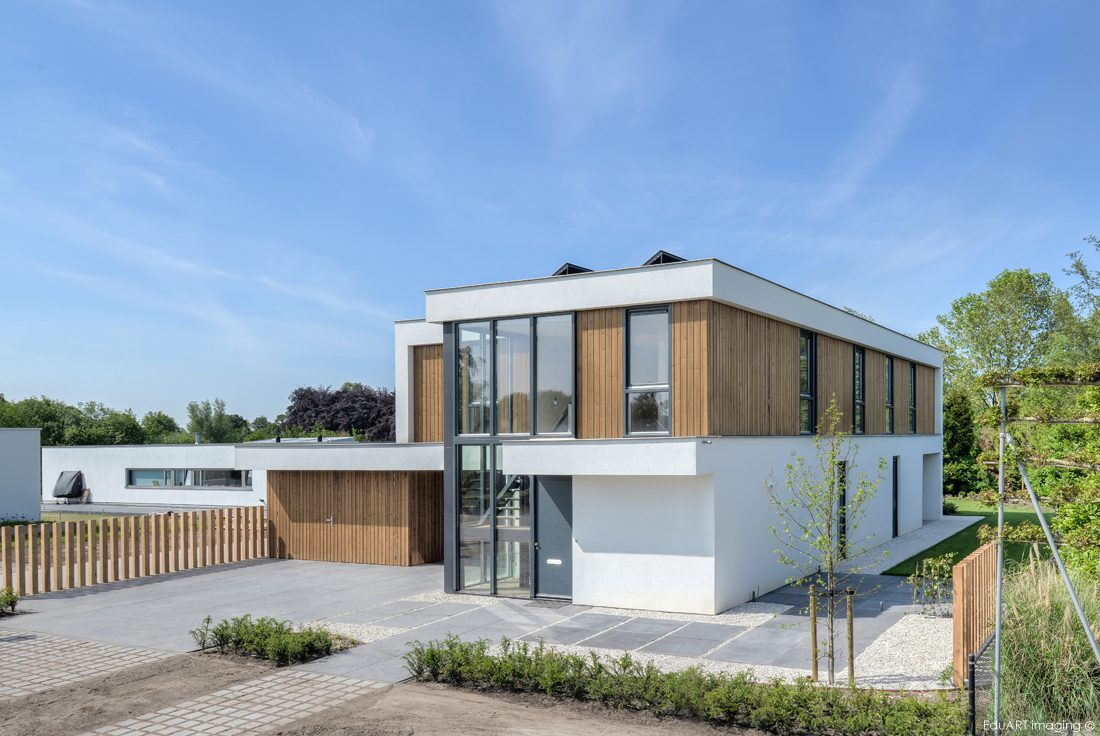 Moderne villa met stucwerk en hout. - lab-R