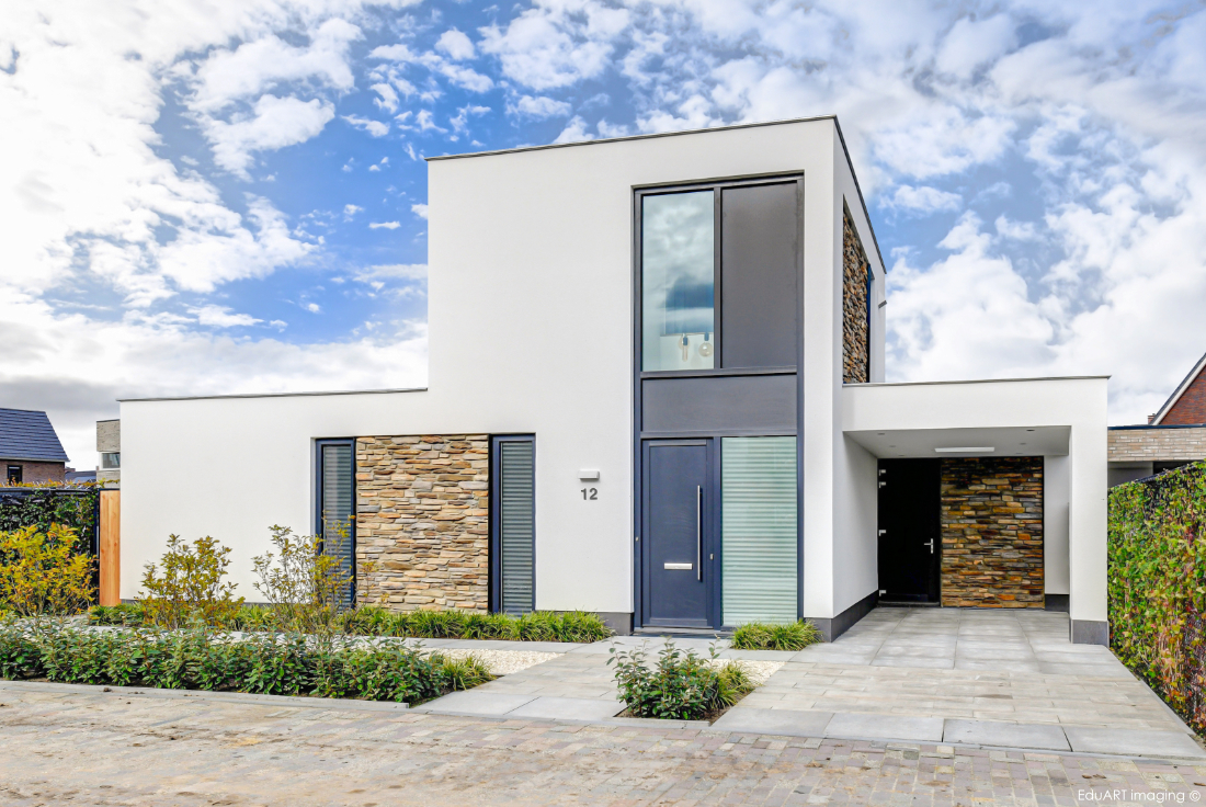 Modern huis met stucwerk en natuursteen