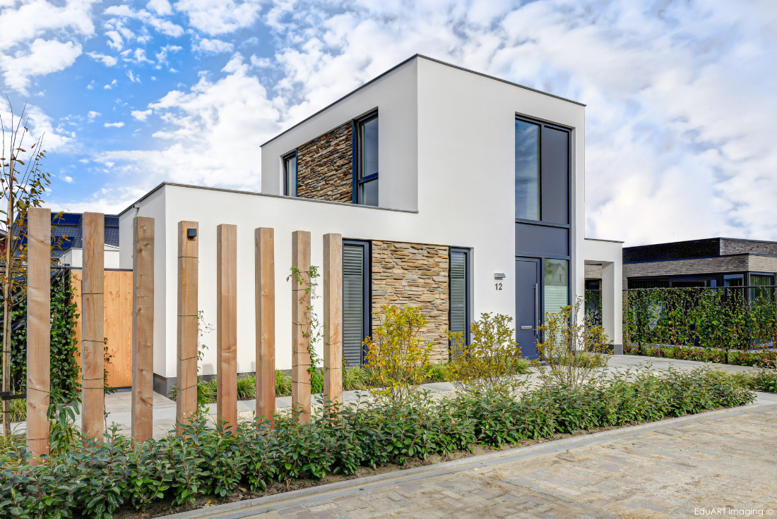 Modern huis met stucwerk en natuursteen