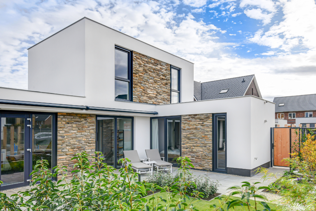 Modern huis met stucwerk en natuursteen