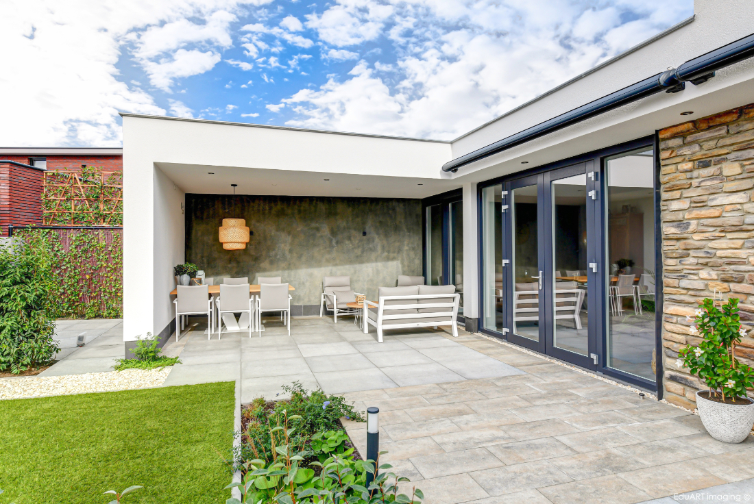 Modern huis met stucwerk en natuursteen