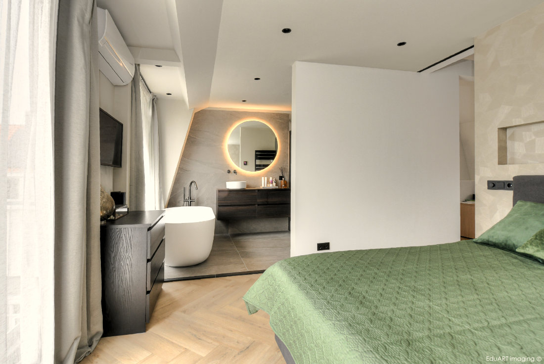 Dakopbouw met luxe slaapkamer en badkamer in boutique hotelstijl. - lab-R