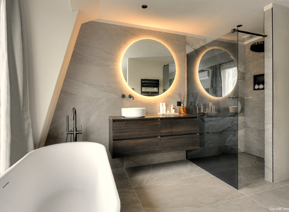 Dakopbouw met luxe slaapkamer en badkamer in boutique hotelstijl. - lab-R