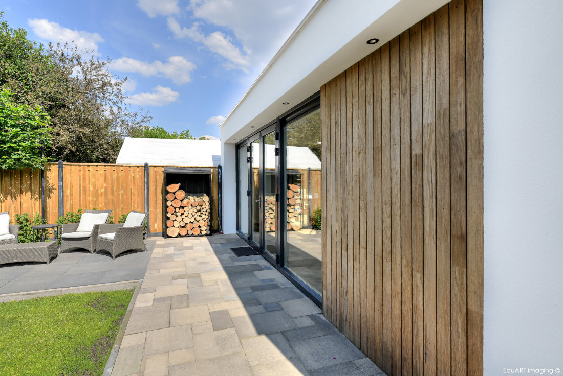 Moderne aanbouw met bijkeuken, afgewerkt met stucwerk en hout. - lab-R