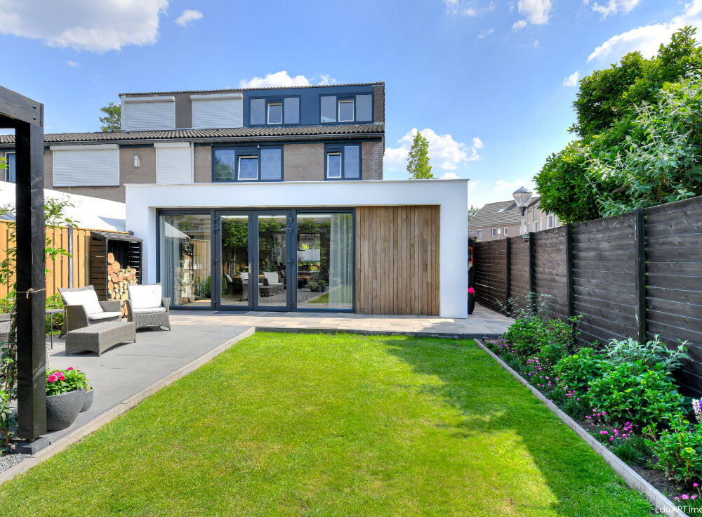 Moderne aanbouw met bijkeuken, afgewerkt met stucwerk en hout. - lab-R