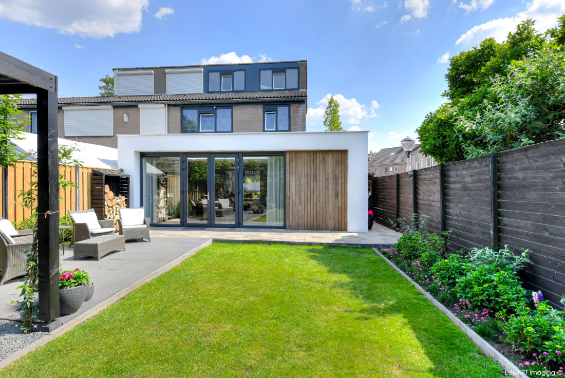 Moderne aanbouw met bijkeuken, afgewerkt met stucwerk en hout. - lab-R