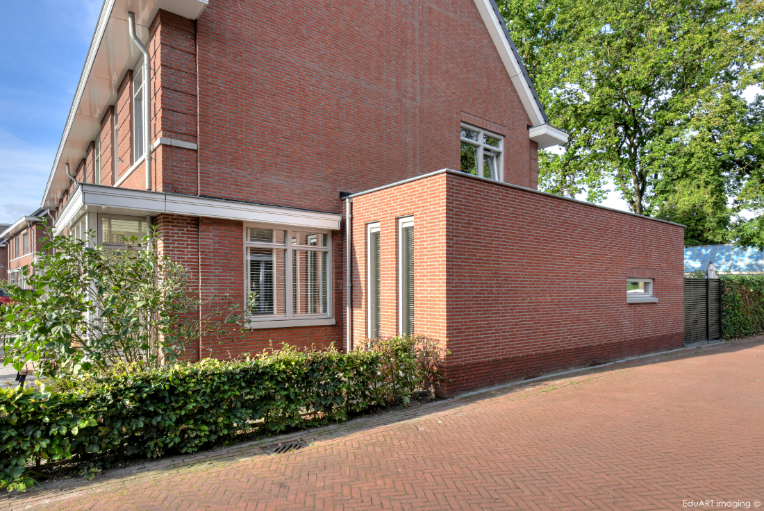 Klassieke aanbouw met baksteen en houten kozijnen. - lab-R