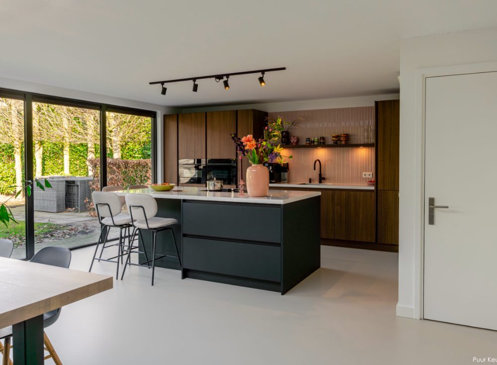 Verbouwing, herindeling van keuken naar leefkeuken jaren '70 villa - lab-R